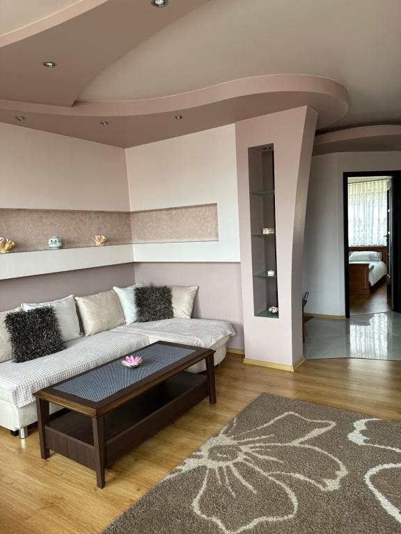 - un salon avec un canapé et une table dans l'établissement Apartament Poręba, à Lublin