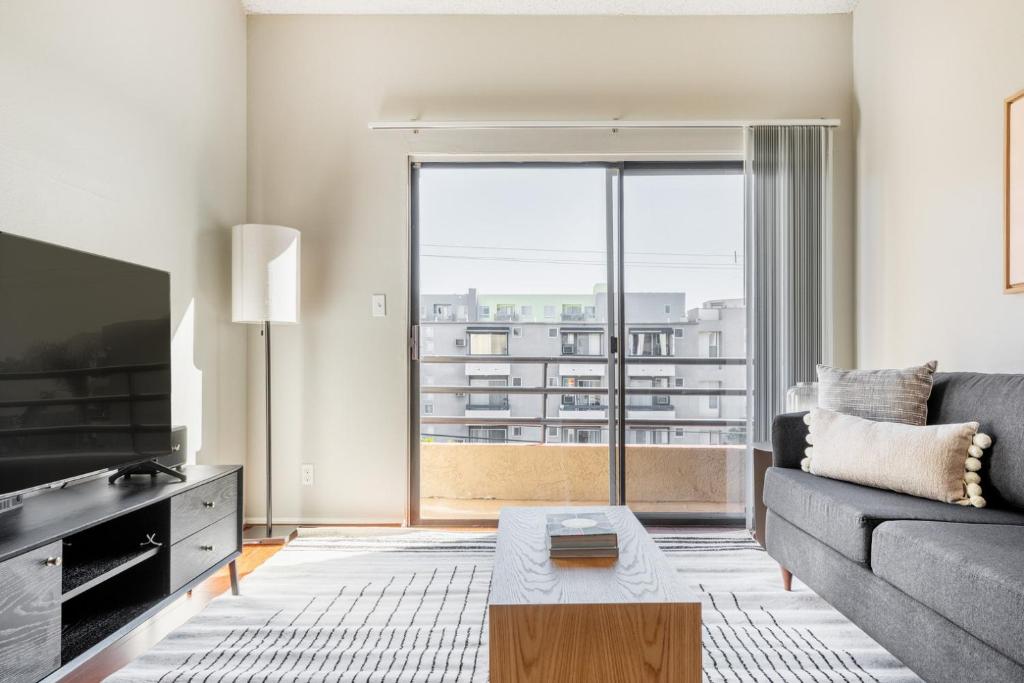 Gallery image of N Hollywood 2BR w Gym Pool nr TJ Shops LAX-591 in Los Angeles