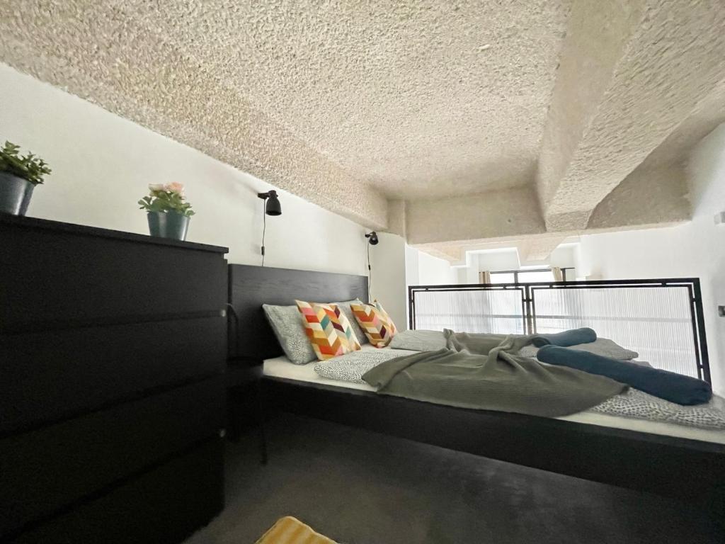 1 dormitorio con cama con marco negro en INBP07 Studio Apartment #freeparking en Budapest