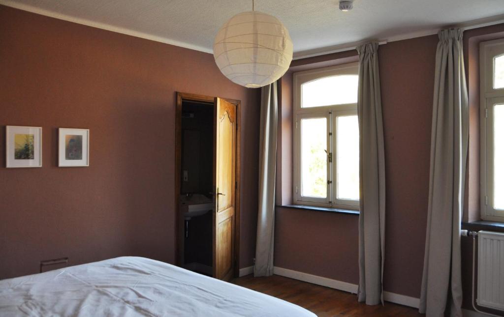 Postel nebo postele na pokoji v ubytování Petit château de Beauplateau