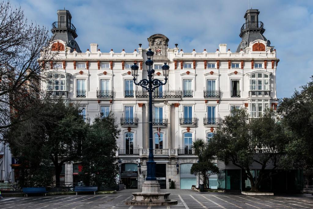 ein Gebäude mit Straßenbeleuchtung davor in der Unterkunft Soho Boutique Palacio de Pombo in Santander