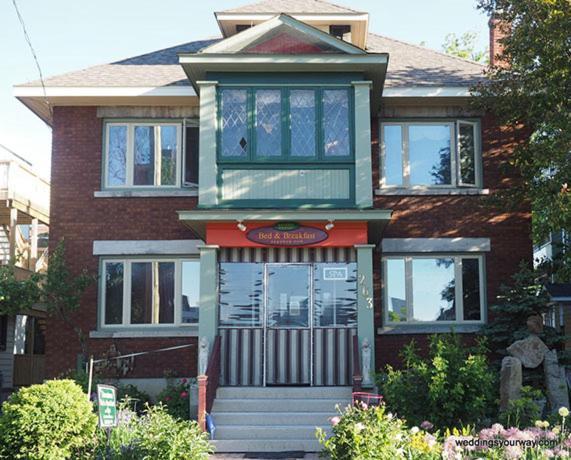 une maison avec une terrasse couverte à l'avant et une fenêtre dans l'établissement Downtown Bed and Breakfast, à Ottawa