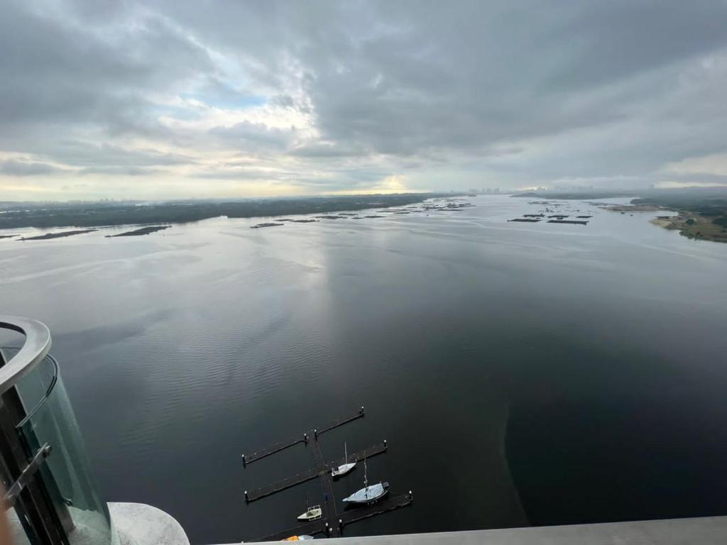 uma vista de um grande corpo de água com barcos nele em Royal Strand Danga Bay Abang Payung em Johor Bahru