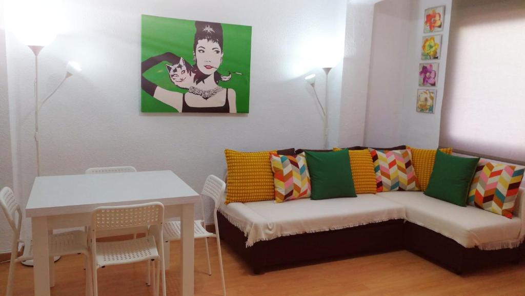 - un salon avec un canapé et une table dans l'établissement Céntrico apartamento en Valencia próximo parada de metro Ángel Guimerà, à Valence