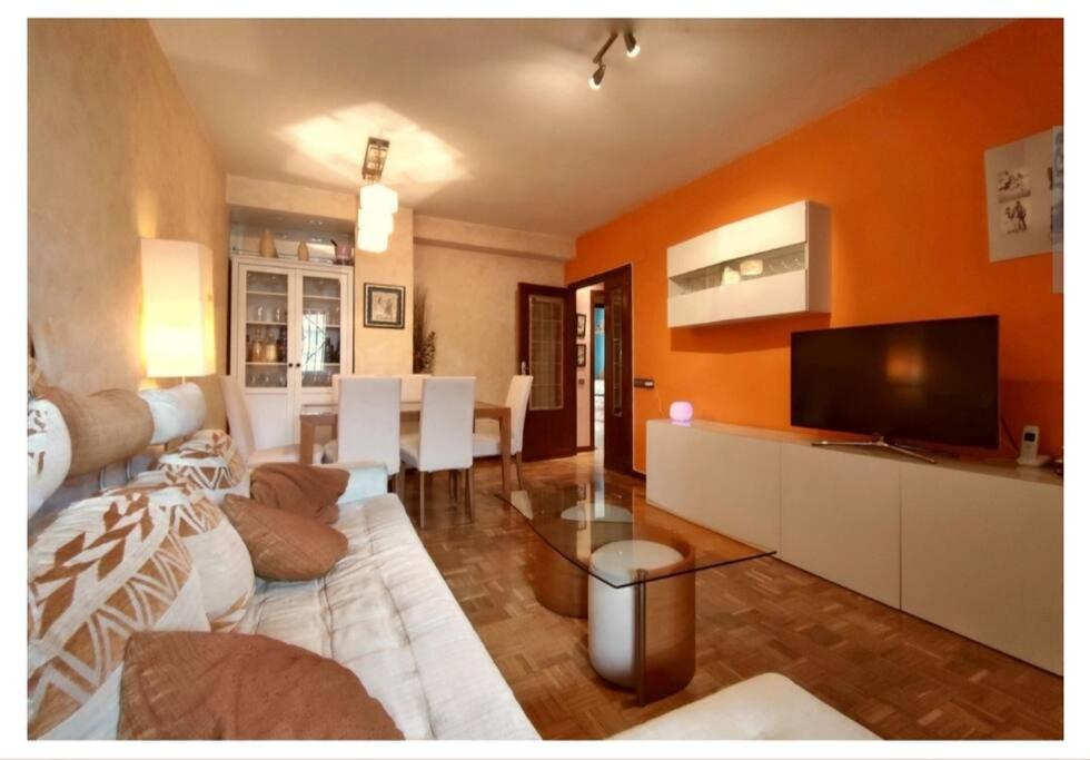 sala de estar con sofá y comedor en Apartamento La Rocha, con garaje cerca del centro, Pamplona, en Pamplona