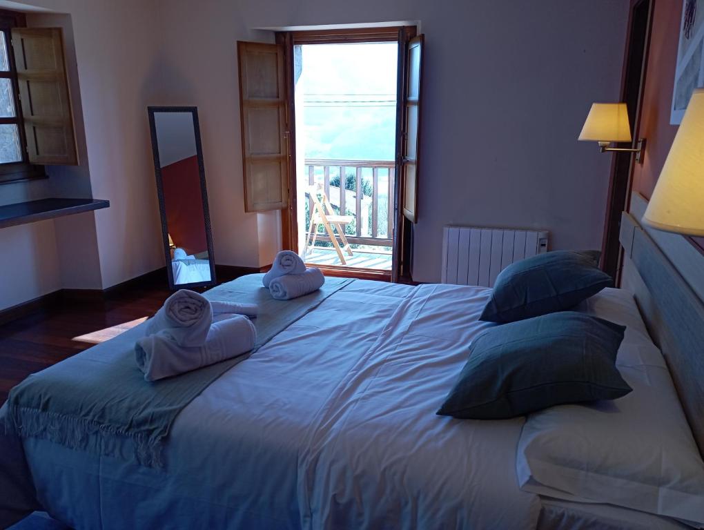 Hotel San Martino في بولا دي لينا: غرفة نوم بسرير كبير عليها مناشف