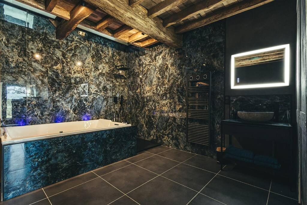 Zdjęcie z galerii obiektu Le Duplex de l'Etoile home cinéma jacuzzi et sauna privatif w mieście Longmesnil