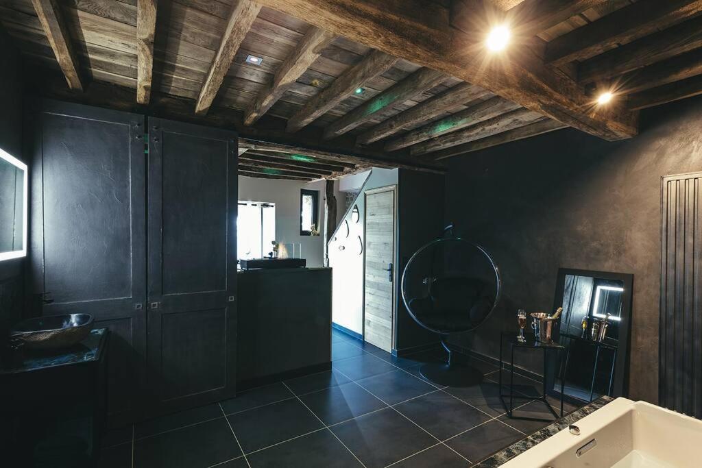 Zdjęcie z galerii obiektu Le Duplex de l'Etoile home cinéma jacuzzi et sauna privatif w mieście Longmesnil