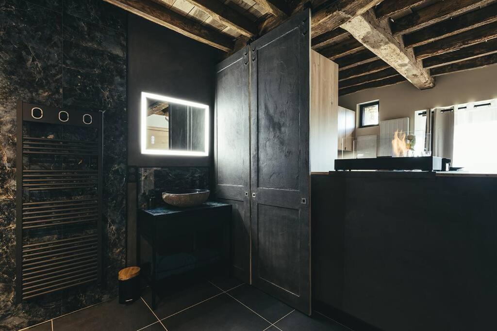 Zdjęcie z galerii obiektu Le Duplex de l'Etoile home cinéma jacuzzi et sauna privatif w mieście Longmesnil