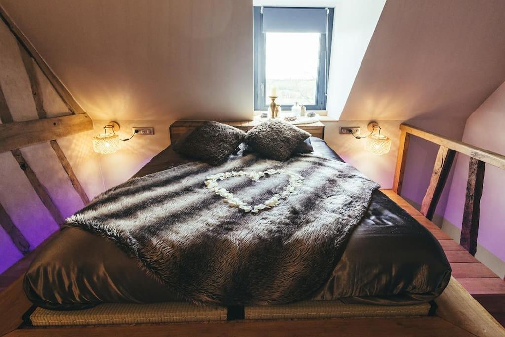 Zdjęcie z galerii obiektu Le Duplex de l'Etoile home cinéma jacuzzi et sauna privatif w mieście Longmesnil