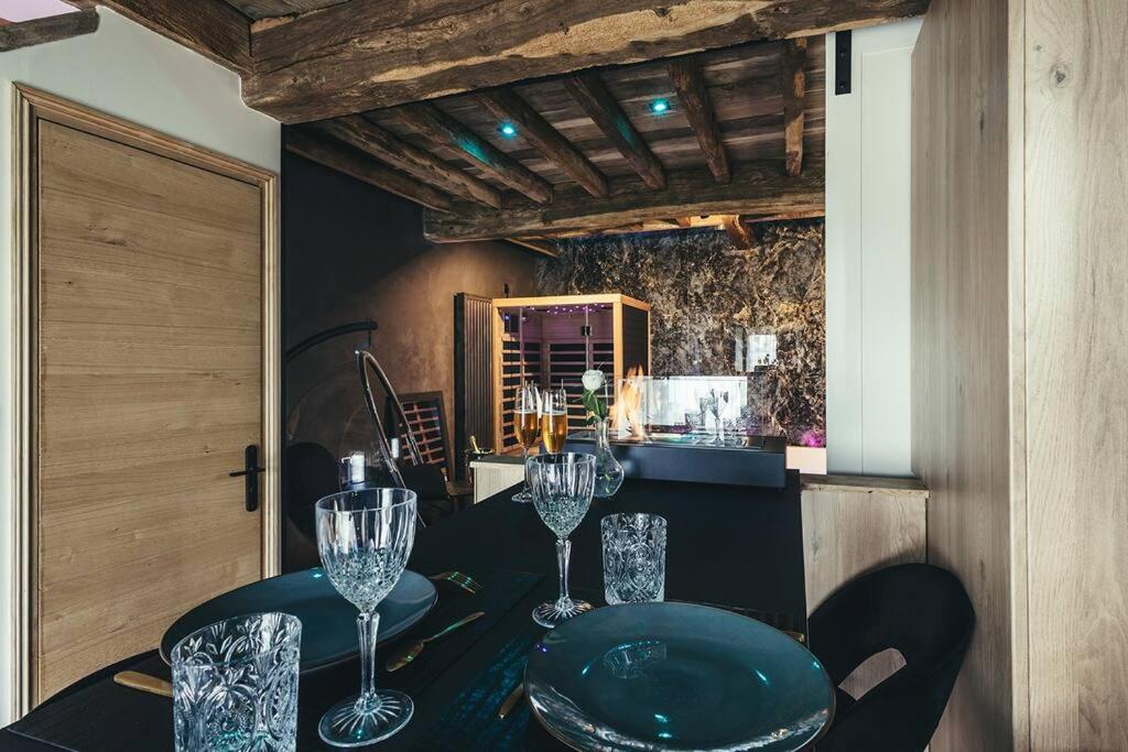 Zdjęcie z galerii obiektu Le Duplex de l'Etoile home cinéma jacuzzi et sauna privatif w mieście Longmesnil