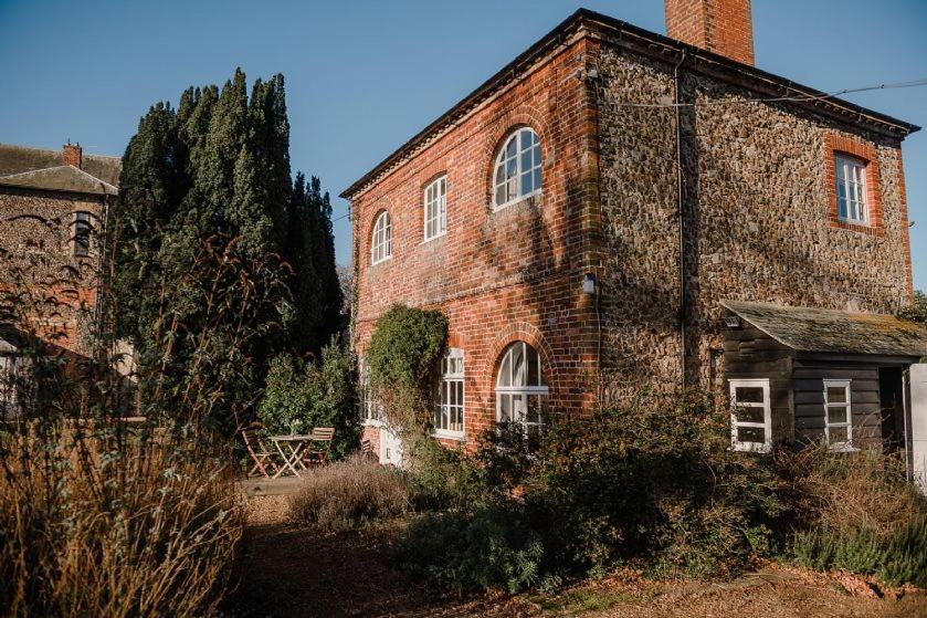 ウッドブリッジにあるButley Priory Cottageのレンガ造りの古い建物