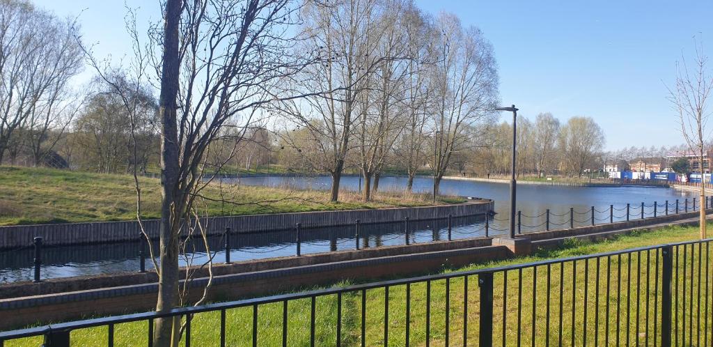 Výhled na řeku, která protéká v blízkosti prázdninového domu