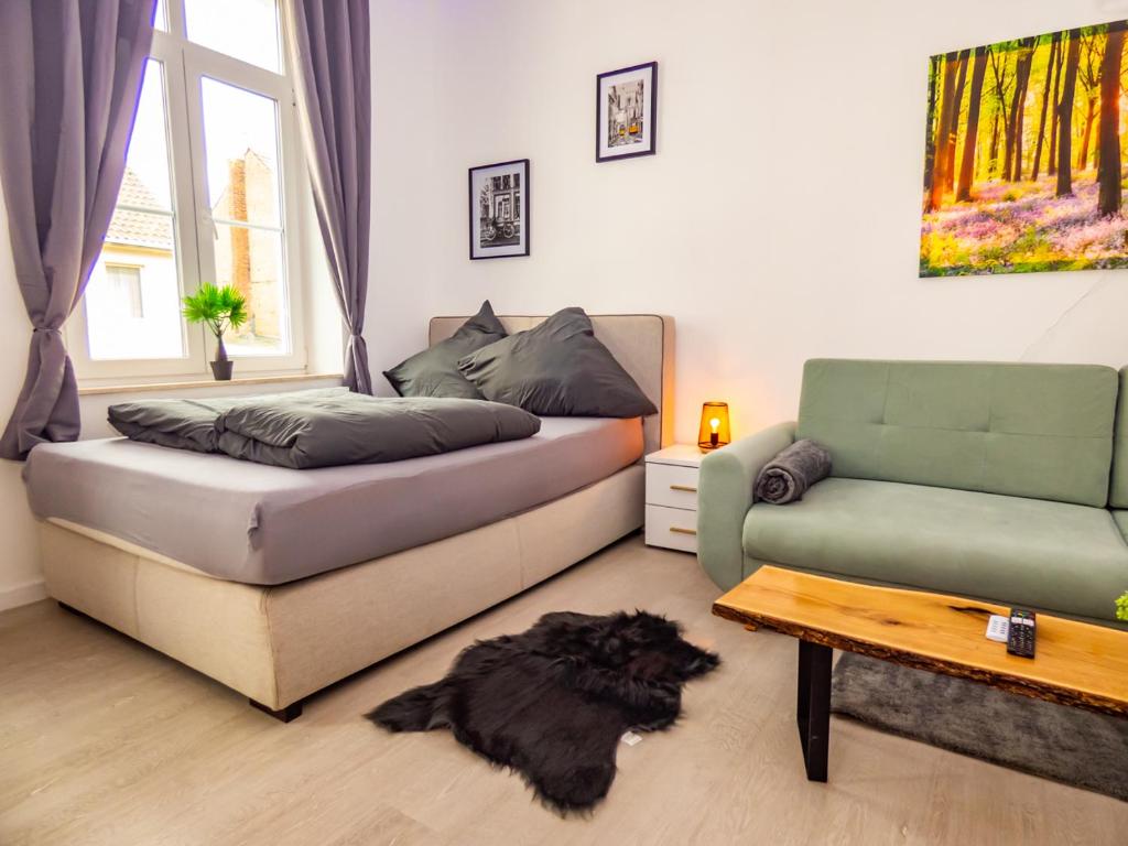 a living room with a couch and a dog laying on the floor at #222 Modernes City Apartment im Herzen von Neuss in Neuss