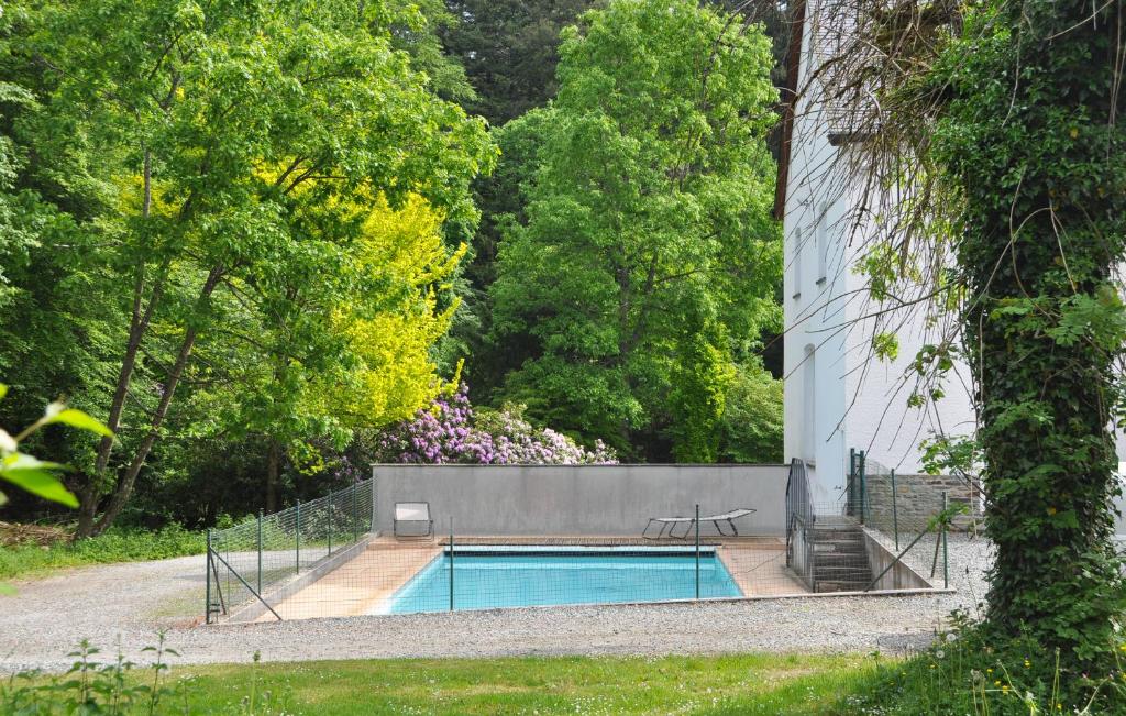 Bazén v ubytování Petit château de Beauplateau nebo v jeho okolí