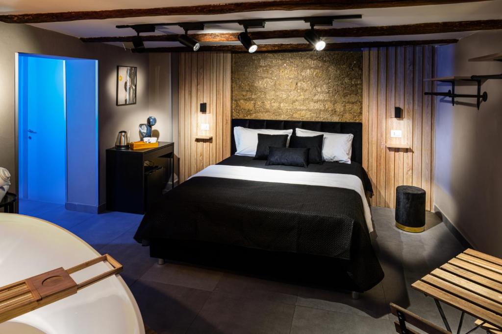 een slaapkamer met een groot bed in een kamer bij Pendino Luxury Rooms in Napels