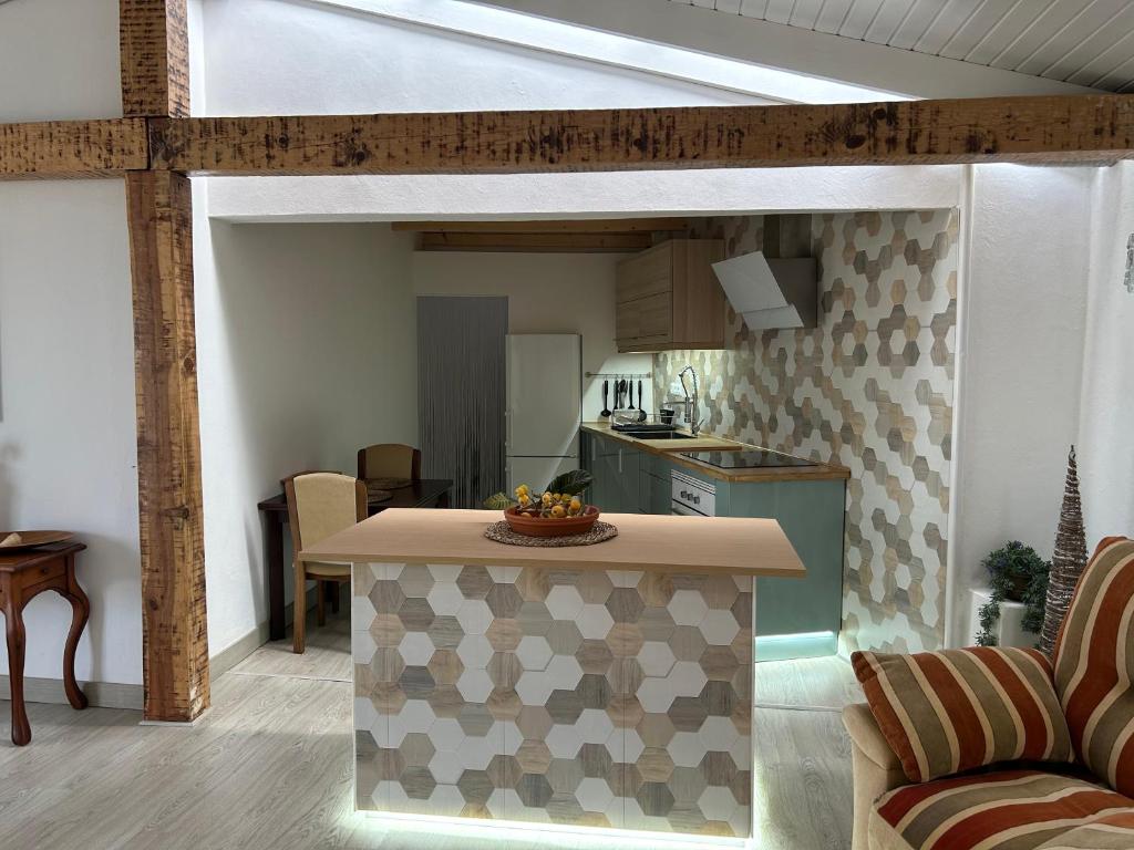 sala de estar con cocina y mesa en una habitación en Casa La Oliva, en Garachico