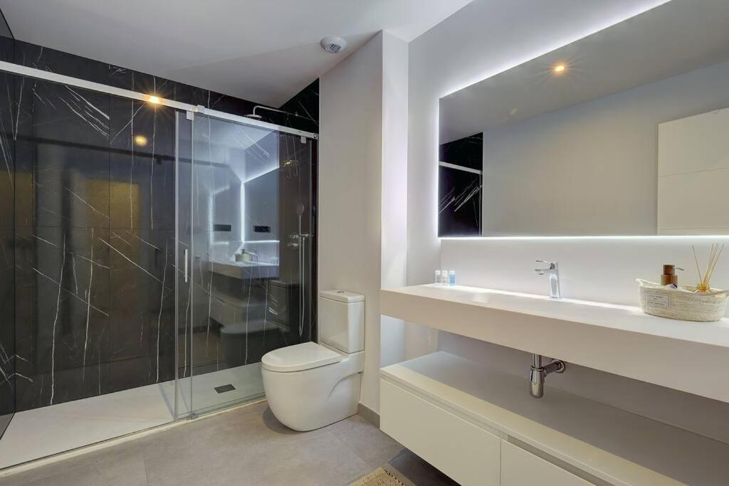 Koupelna v ubytování Ground Floor, 2 bedroom Apartment @ Estepona Hills