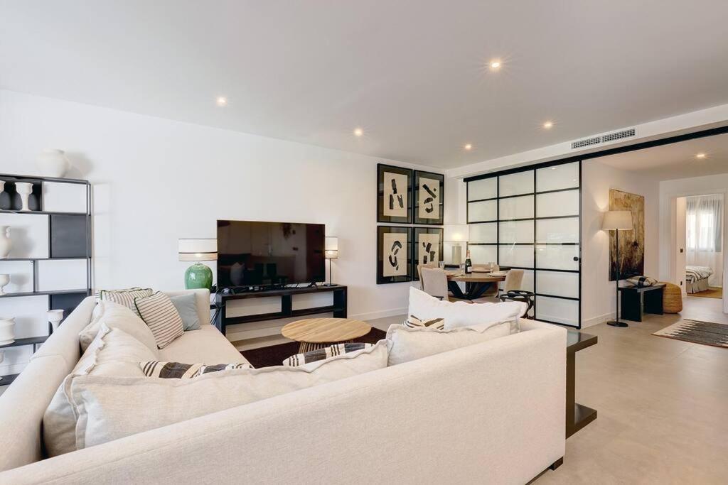 TV a/nebo společenská místnost v ubytování Ground Floor, 2 bedroom Apartment @ Estepona Hills
