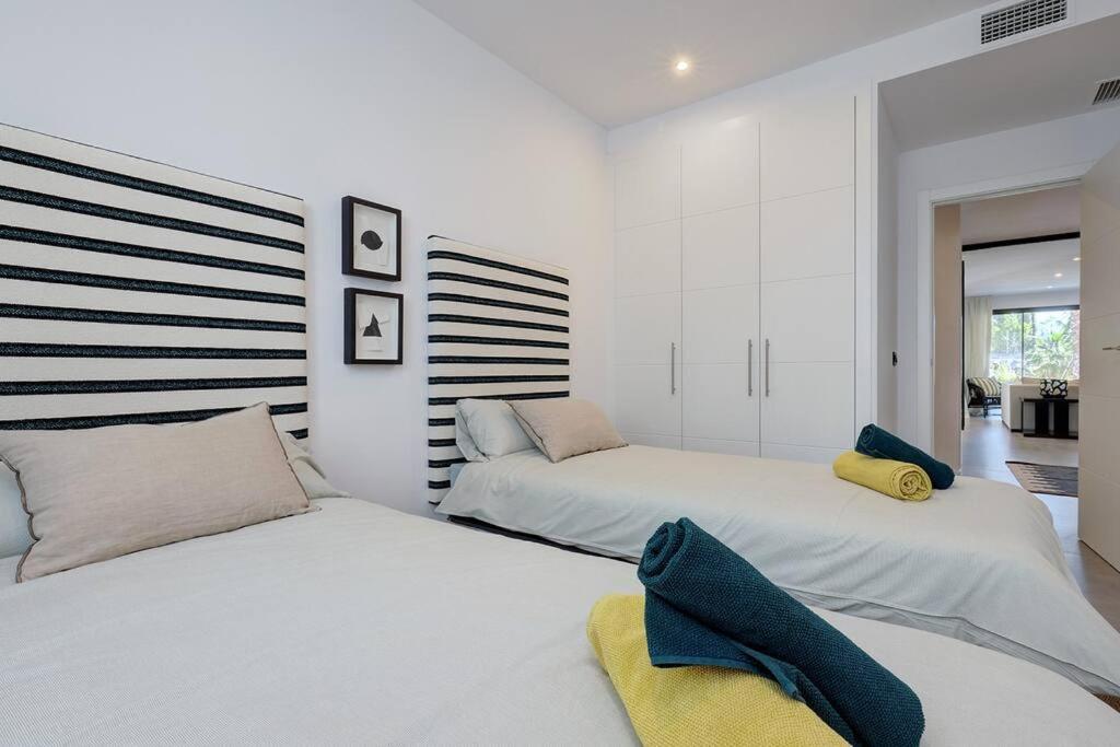 Postel nebo postele na pokoji v ubytování Ground Floor, 2 bedroom Apartment @ Estepona Hills