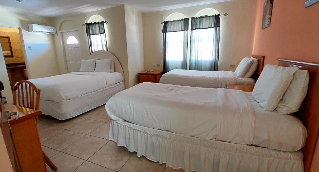 Postel nebo postele na pokoji v ubytování Seaview Beach Hotel