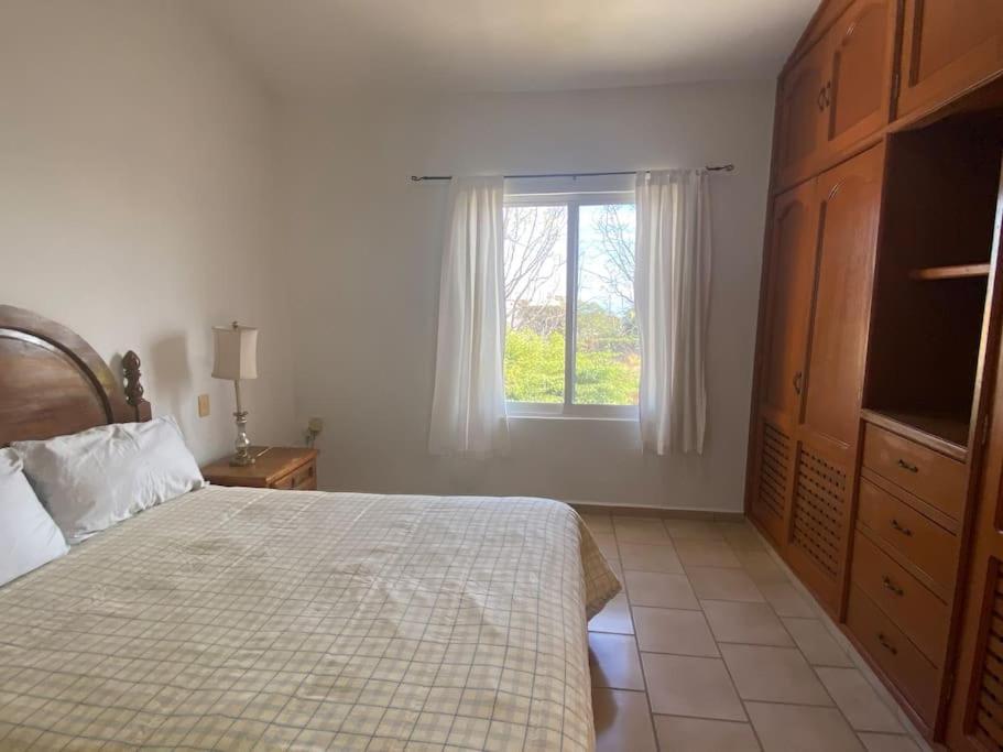 - une chambre avec un lit et une fenêtre dans l'établissement Casa en la naturaleza, Colima, à Cuauhtémoc