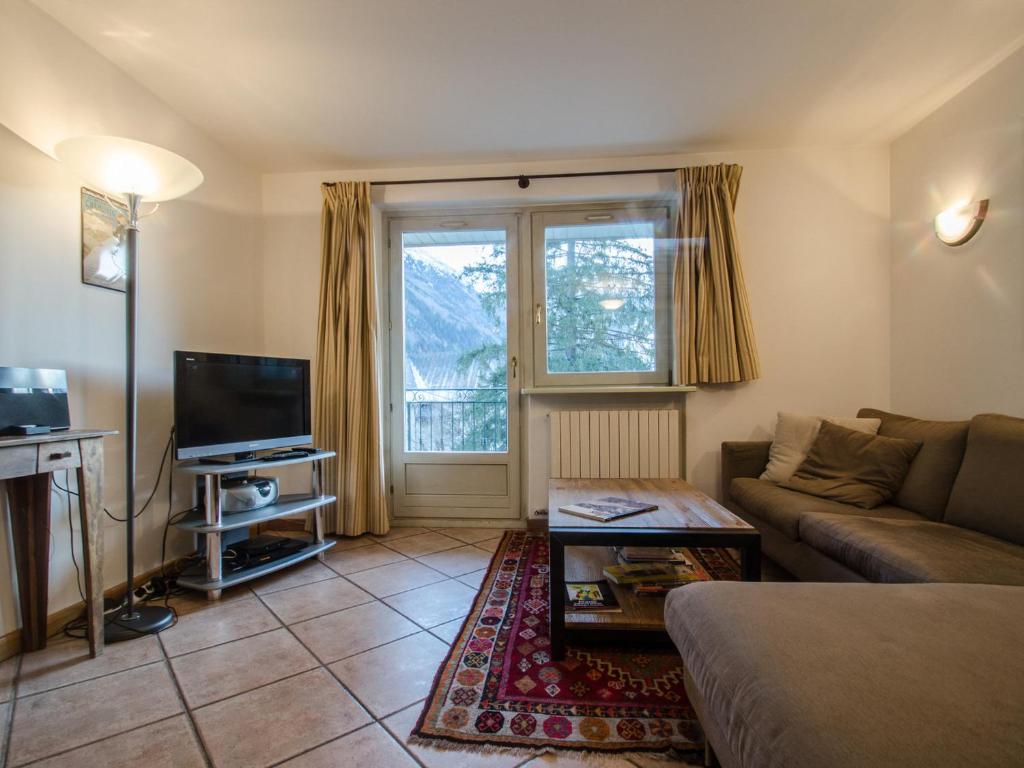 Televízia a/alebo spoločenská miestnosť v ubytovaní Charmant duplex au cœur de Chamonix avec terrasse, wifi et parking - FR-1-343-183