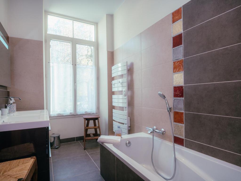 Kúpeľňa v ubytovaní Appartement 4 étoiles au cœur de Chamonix, 3 chambres, proche musée Alpin, parking, WiFi inclus - FR-1-343-186