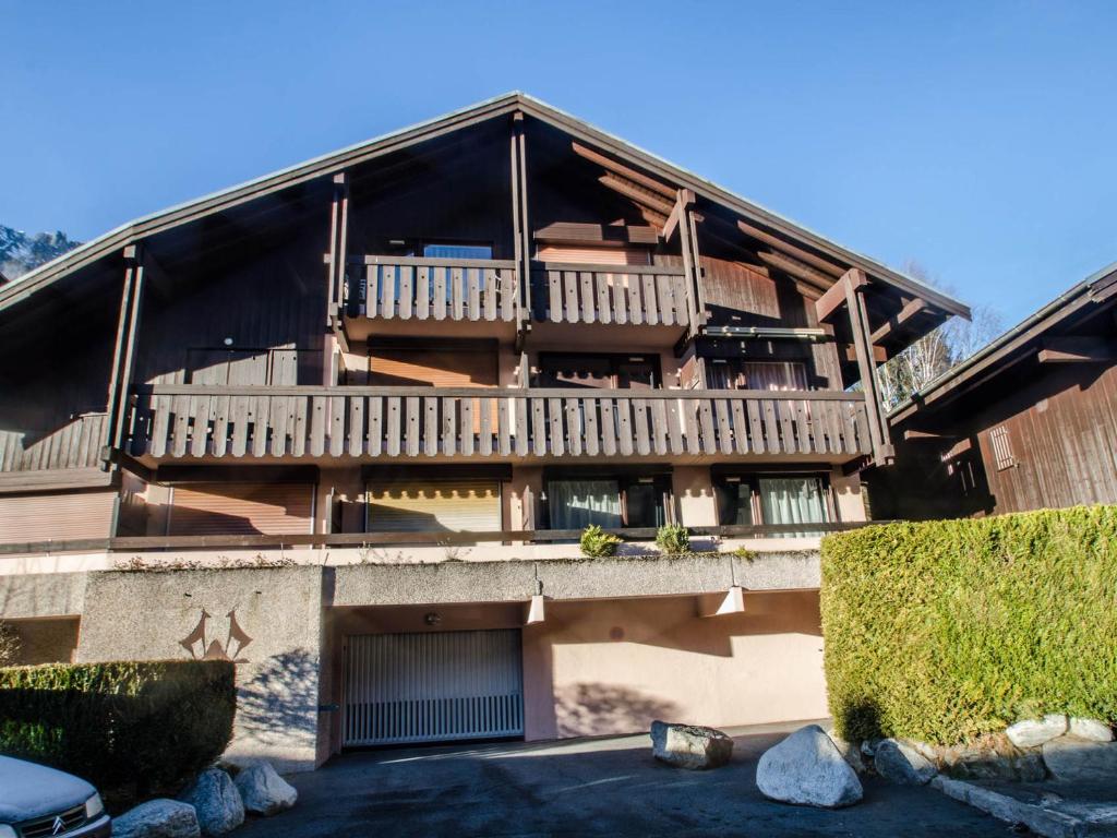 apartamentowiec z balkonem i werandą w obiekcie Appartement cosy avec balcon et WiFi à Chamonix - FR-1-343-203 w Chamonix-Mont-Blanc