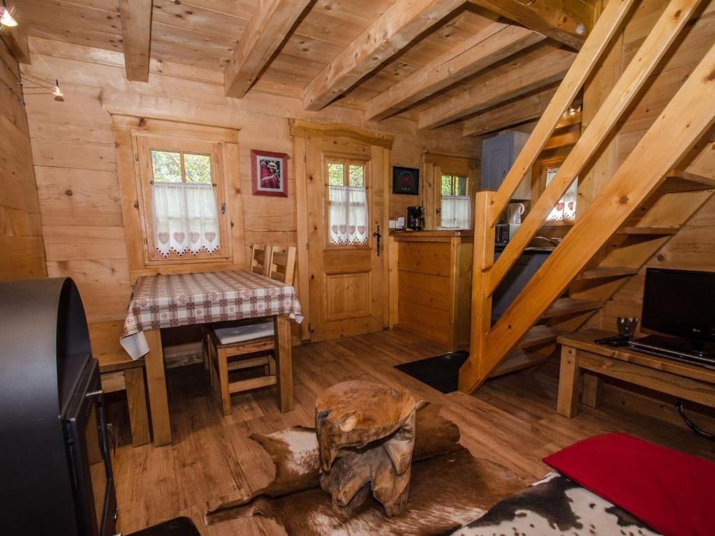 Cette cabane en rondins dispose d'un escalier et d'un salon. dans l'établissement Mazot 2 étoiles avec jardin, parking et wifi - Chamonix - FR-1-343-215, à Chamonix-Mont-Blanc