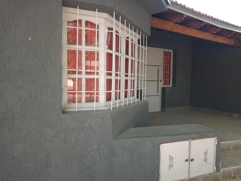 a room with a window on the side of a building at El Sarmiento M & L Mendoza in Las Heras
