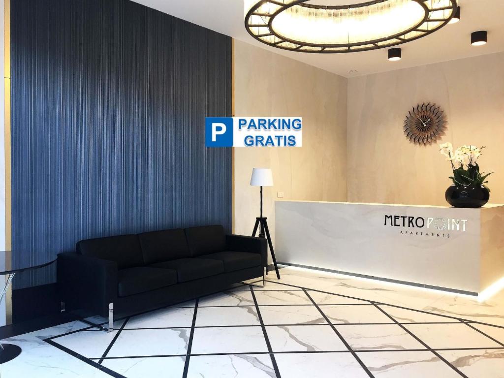 un vestíbulo con sofá y una señal de crisis de estacionamiento en Vista Residence Premium en Varsovia