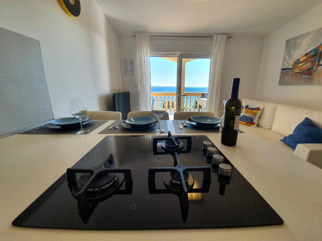TV a/nebo společenská místnost v ubytování Comfortable family apt Iris 20m from beach in Mandre