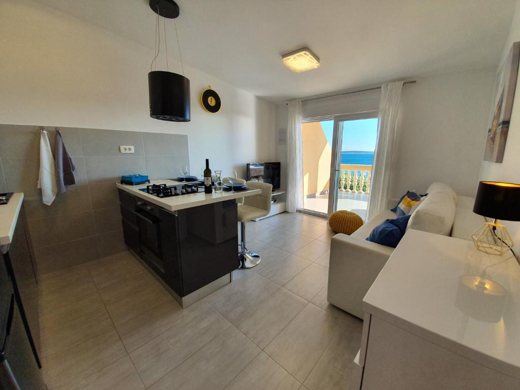 Kuchyň nebo kuchyňský kout v ubytování Comfortable family apt Iris 20m from beach in Mandre