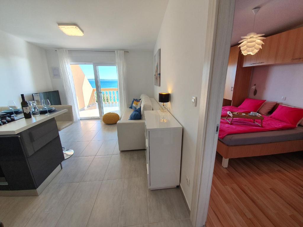 Kuchyň nebo kuchyňský kout v ubytování Comfortable family apt Iris 20m from beach in Mandre