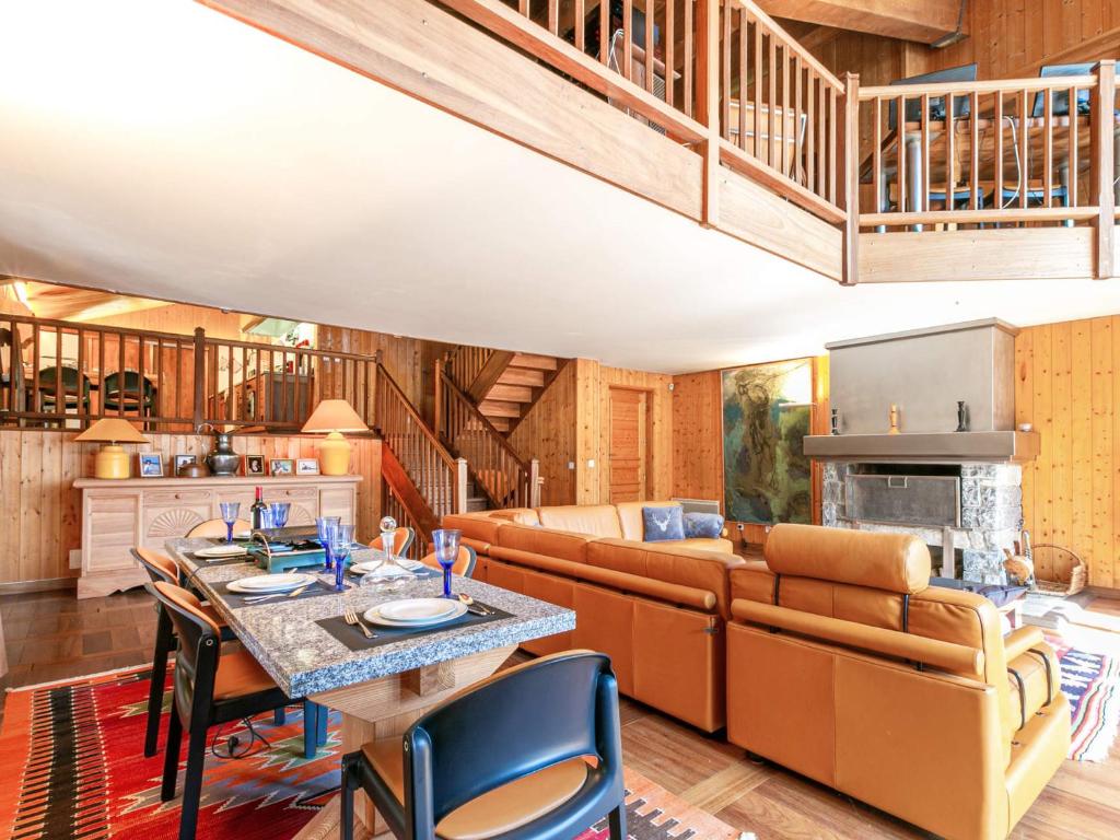 un salon avec une table et un canapé dans l'établissement Chalet de luxe avec sauna, cheminée et WiFi à Val-d'Isère - FR-1-694-17, à Val dʼIsère