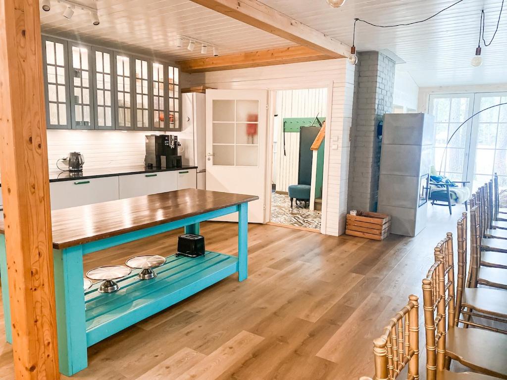 een keuken met een blauw eiland in het midden van een kamer bij Saarjärve Puhkemaja 16-le 4 magamistuba in Tromsi