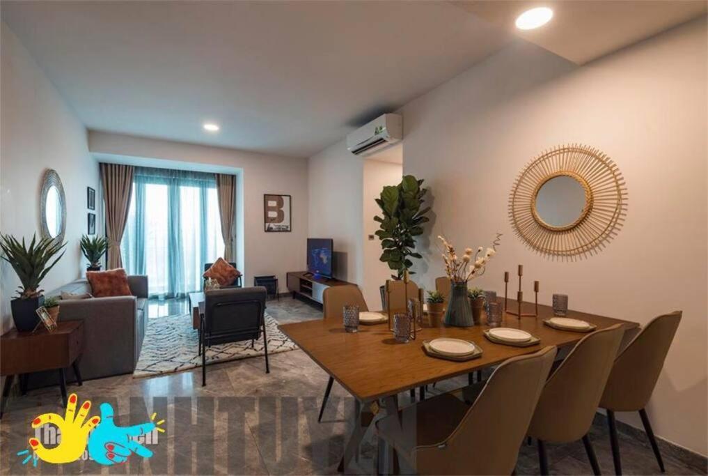 Un comedor con una mesa y una sala de estar. en The Rixx Wonderful Apartment @ D1 Mension/pool/gym, en Ho Chi Minh