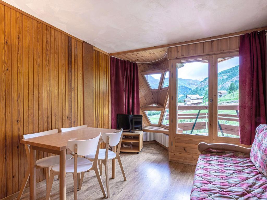 a dining room with a table and chairs and a window at Appartement Val-d'Isère, 2 pièces, 6 personnes - FR-1-694-160 in Val-d'Isère