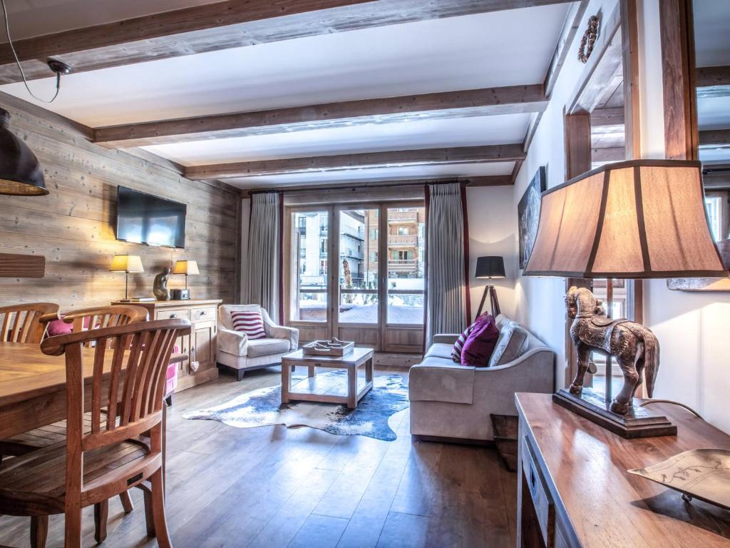 un salon avec un canapé et une table dans l'établissement Appartement de prestige avec terrasse Sud, 2 chambres et parking au coeur de Val-d'Isère - FR-1-694-202, à Val dʼIsère