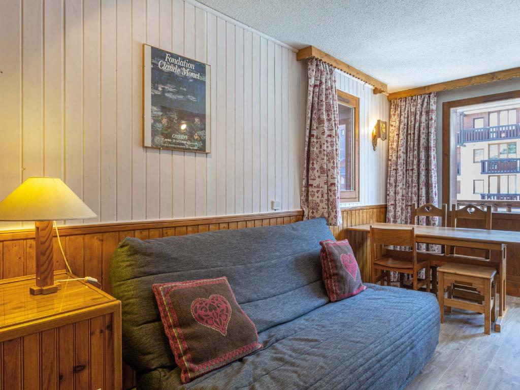 une chambre avec un lit et une salle à manger avec une table dans l'établissement Appartement soigné skis aux pieds, proche village des enfants, 5 pers, balcon sud-est - FR-1-694-254, à Val dʼIsère
