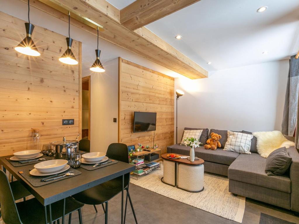 un salon avec un canapé et une table dans l'établissement Appartement rénové 2022 avec wifi, balcon sud, 5 pers, équipements famille, proche commodités - FR-1-694-294, à Val dʼIsère