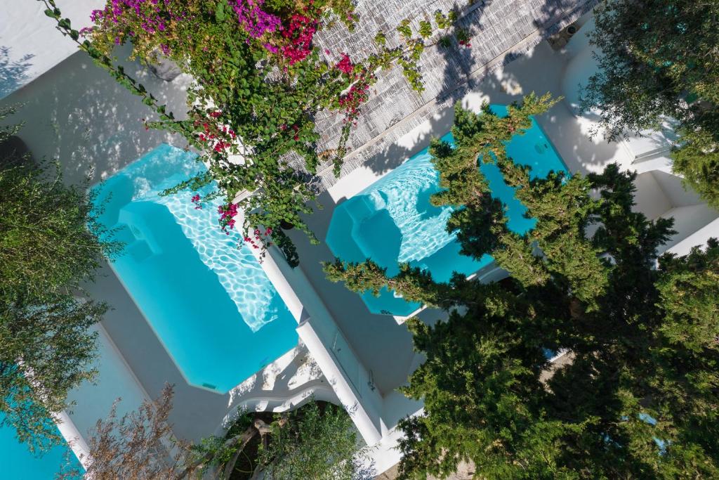 an overhead view of a swimming pool with trees at Thalassitra Private Pool Suites & Spa in Adamas