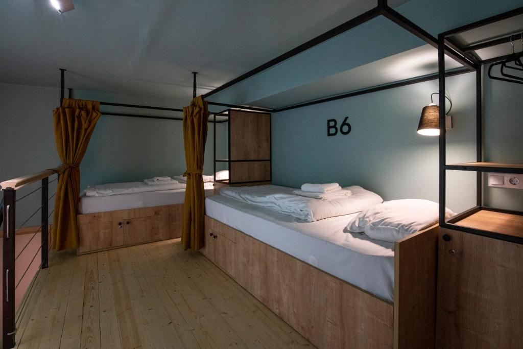 Postel nebo postele na pokoji v ubytování Khada Hostel
