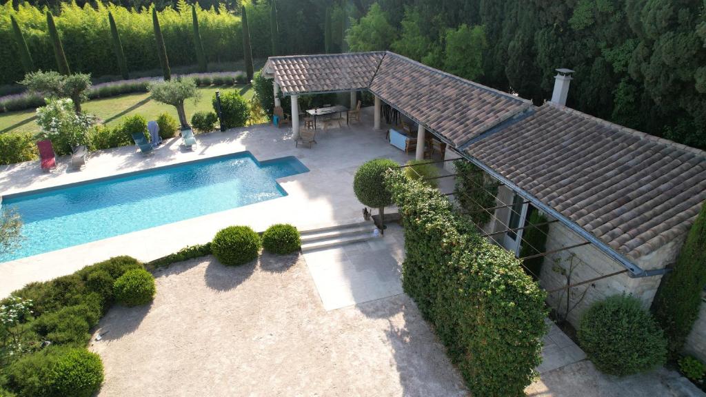 een luchtzicht op een huis met een zwembad bij Mas des Bambous in Saint-Rémy-de-Provence