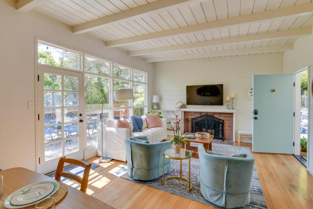 ein Wohnzimmer mit einem Tisch, Stühlen und einem Kamin in der Unterkunft Vacation Rental Home about 1 Mi to Carmel Beach! in Carmel