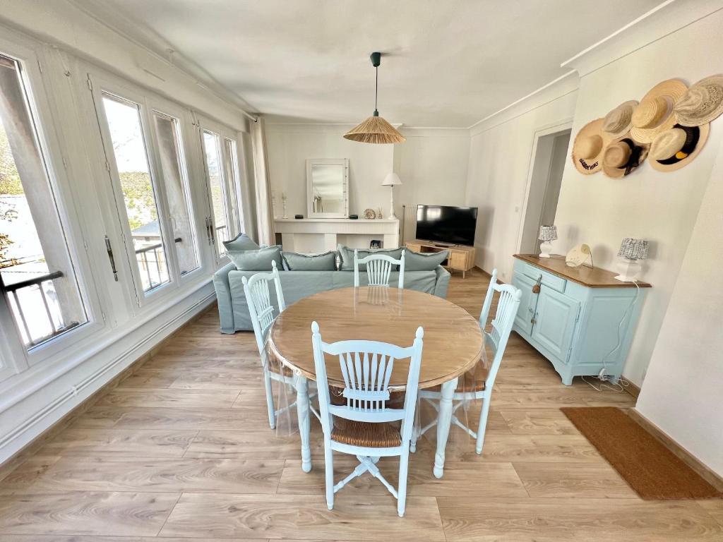 una cucina e una sala da pranzo con tavolo e sedie di Le plage de Notre-Dame - Appartement au coeur de la vieille ville a Boulogne-sur-Mer