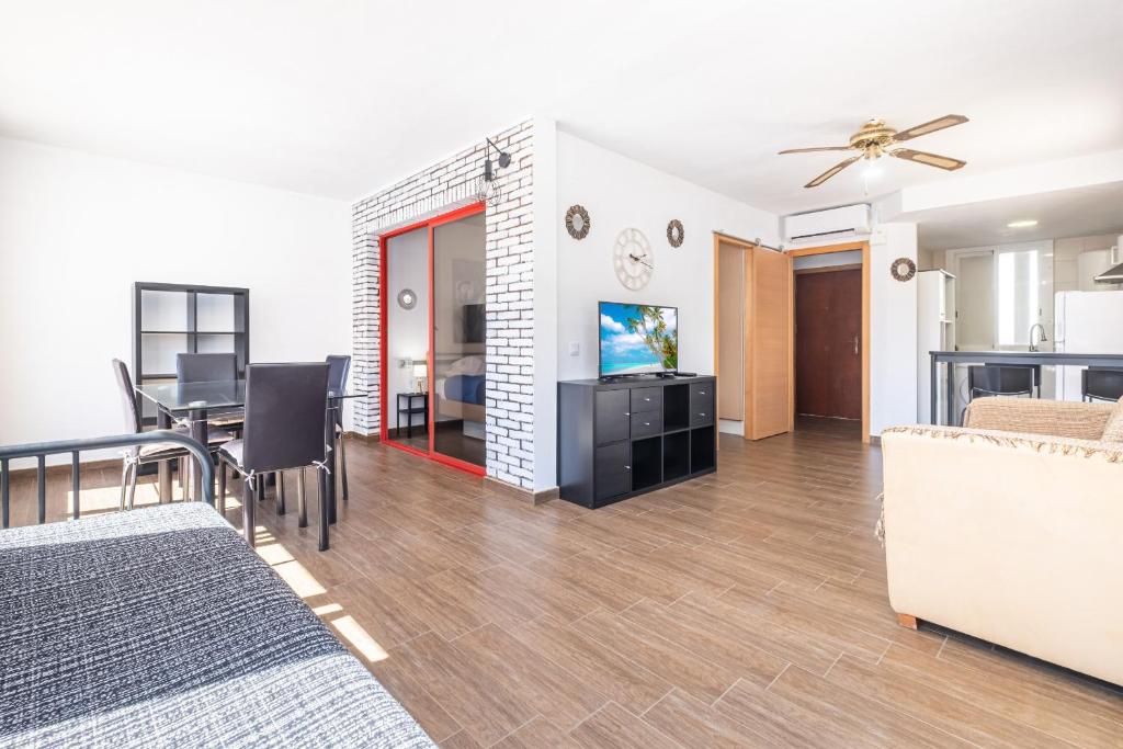 TV a/nebo společenská místnost v ubytování Loix Mar Apartment 2-F Levante Beach