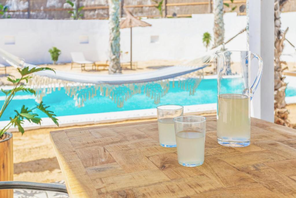 Bazén v ubytování Boutique Beach Villa by Lanzarote Retreats - Private Pool - 1 min walk to Sea Pool nebo v jeho okolí