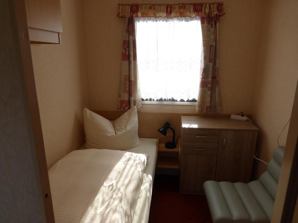 Postel nebo postele na pokoji v ubytování Hotel Gasthof Turm